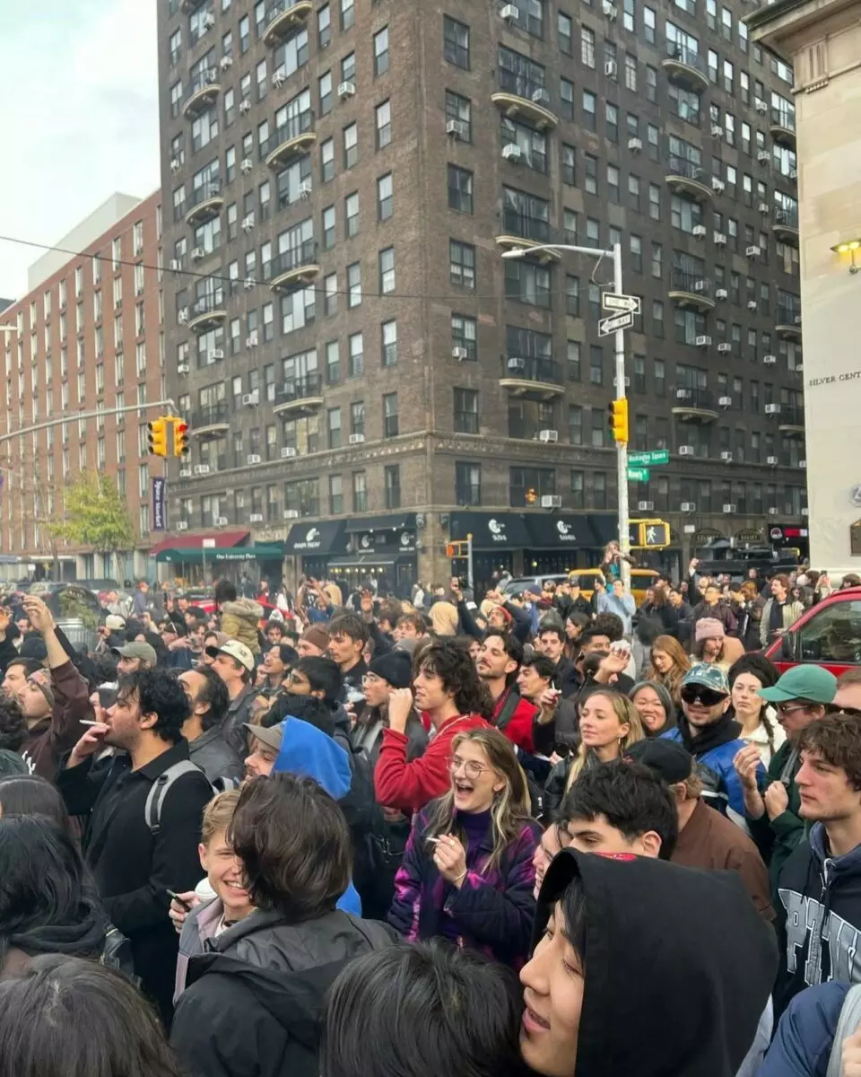 В Нью-Йорке тысячи жителей устроили массовый перекур по призыву пенсионера