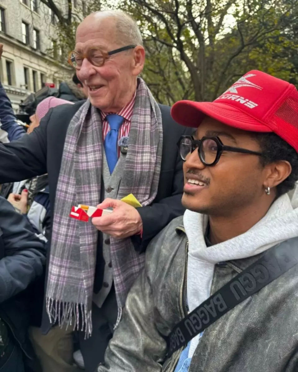 В Нью-Йорке тысячи жителей устроили массовый перекур по призыву пенсионера