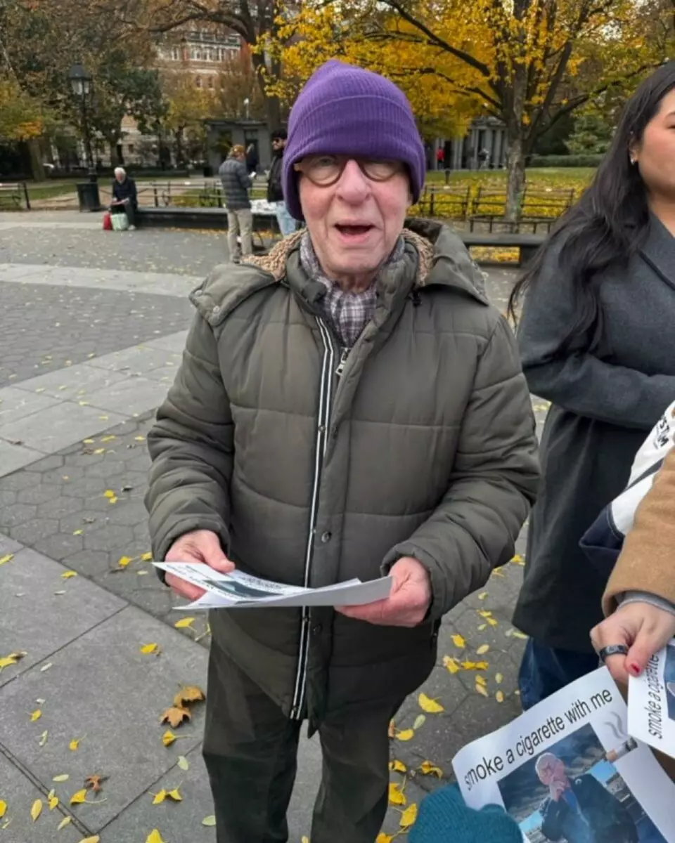 В Нью-Йорке тысячи жителей устроили массовый перекур по призыву пенсионера