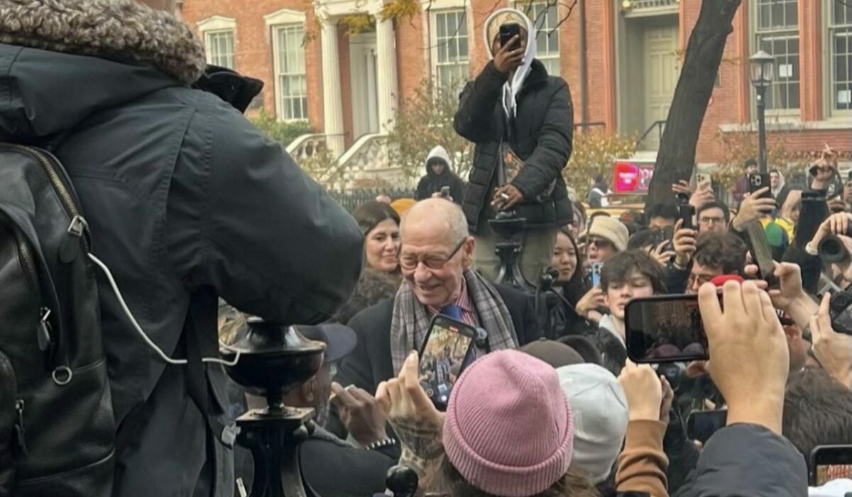 В Нью-Йорке тысячи жителей устроили массовый перекур по призыву пенсионера