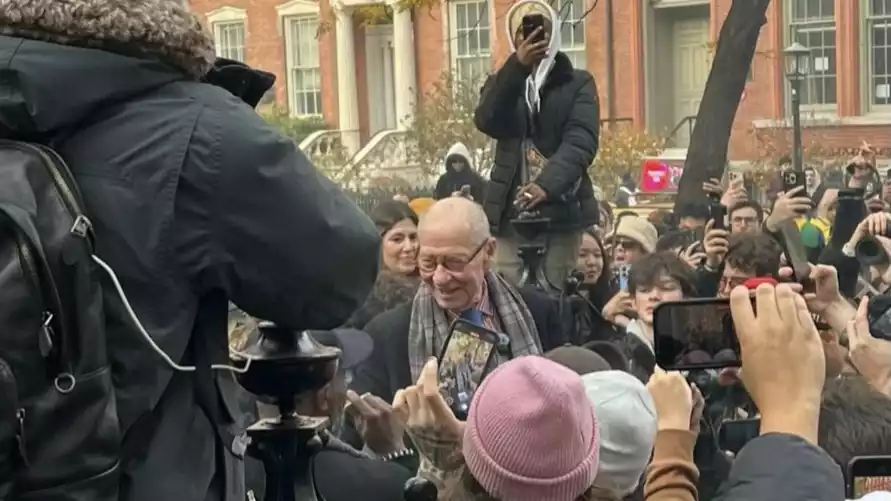 В Нью-Йорке тысячи жителей устроили массовый перекур по призыву пенсионера