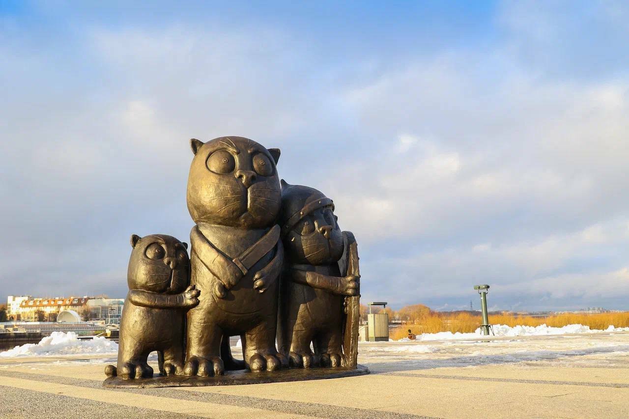 В России установили скульптуру по мотивам картины с котиками Васи Ложкина