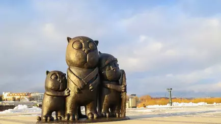 В России установили скульптуру по мотивам картины с котиками Васи Ложкина