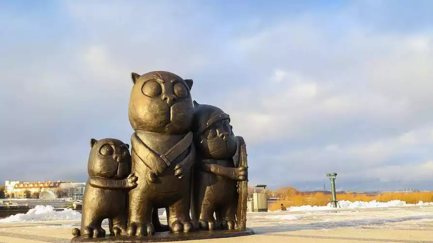 В России установили скульптуру по мотивам картины с котиками Васи Ложкина