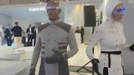 Иранские человекоподобные «роботы» оказались людьми в костюмах