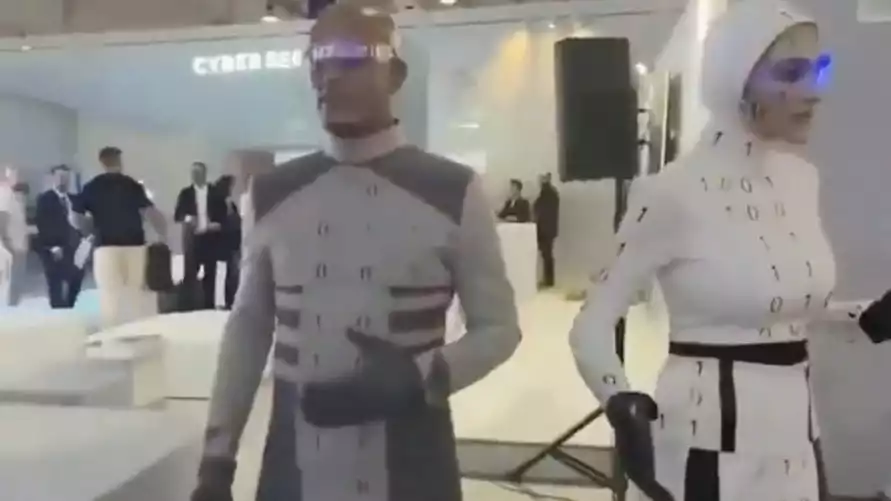 Иранские человекоподобные «роботы» оказались людьми в костюмах