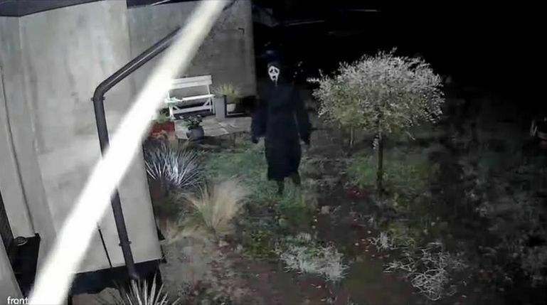 Кошмар из фильма ужасов терроризирует по ночам деревню - "А вам бы не было страшно?"