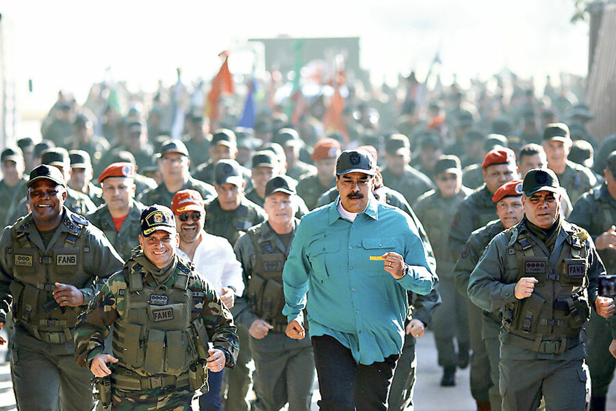 «Не продержимся и двух часов» - Мадуро приказал войскам отступать и сеять хаос в случае атаки США