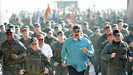 «Не продержимся и двух часов» — Мадуро приказал войскам отступать и сеять хаос в случае атаки США