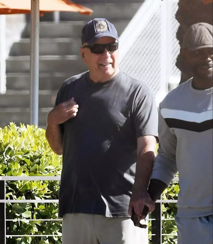 Хрупкий Брюс Уиллис попал на фото во время прогулки с сиделкой