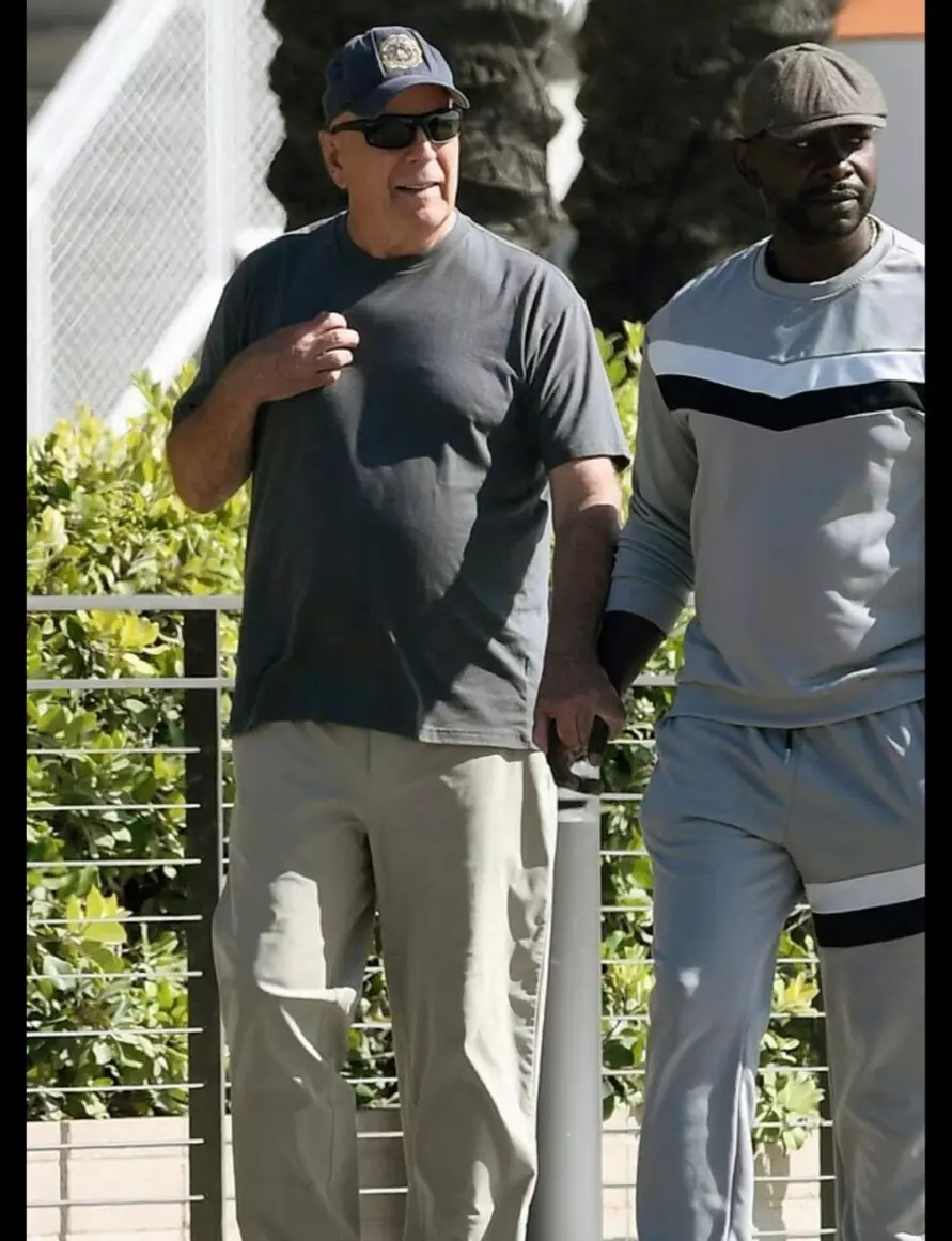 Хрупкий Брюс Уиллис попал на фото во время прогулки с сиделкой