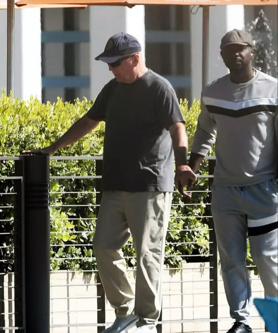 Хрупкий Брюс Уиллис попал на фото во время прогулки с сиделкой