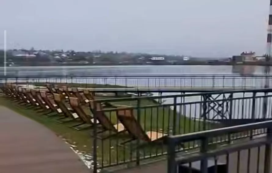 В российском городе на пляже установили шезлонги сразу после первого снега. Как объяснили?