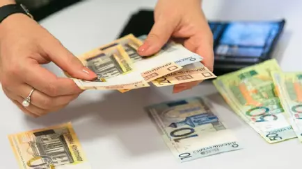 В Беларуси выросла средняя зарплата. В каких областях всё-таки упала?