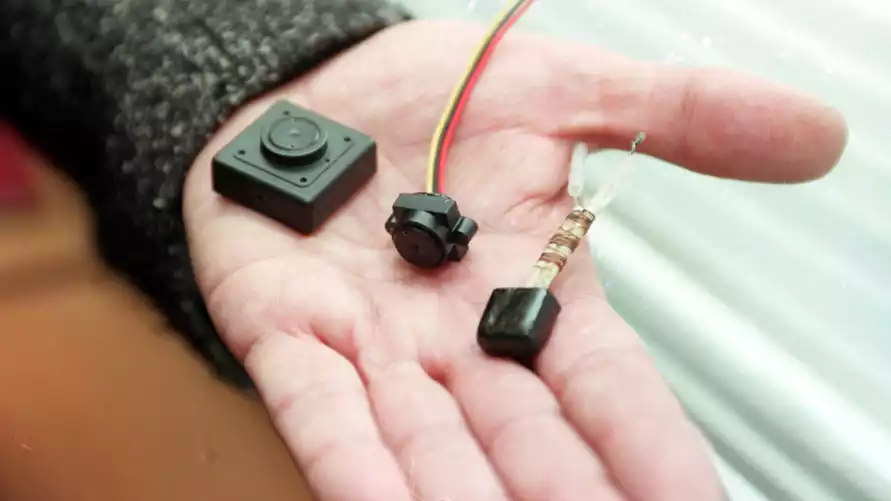 Работают ли "глушилки" и что следователи могут получить с мобильных телефонов белорусов?