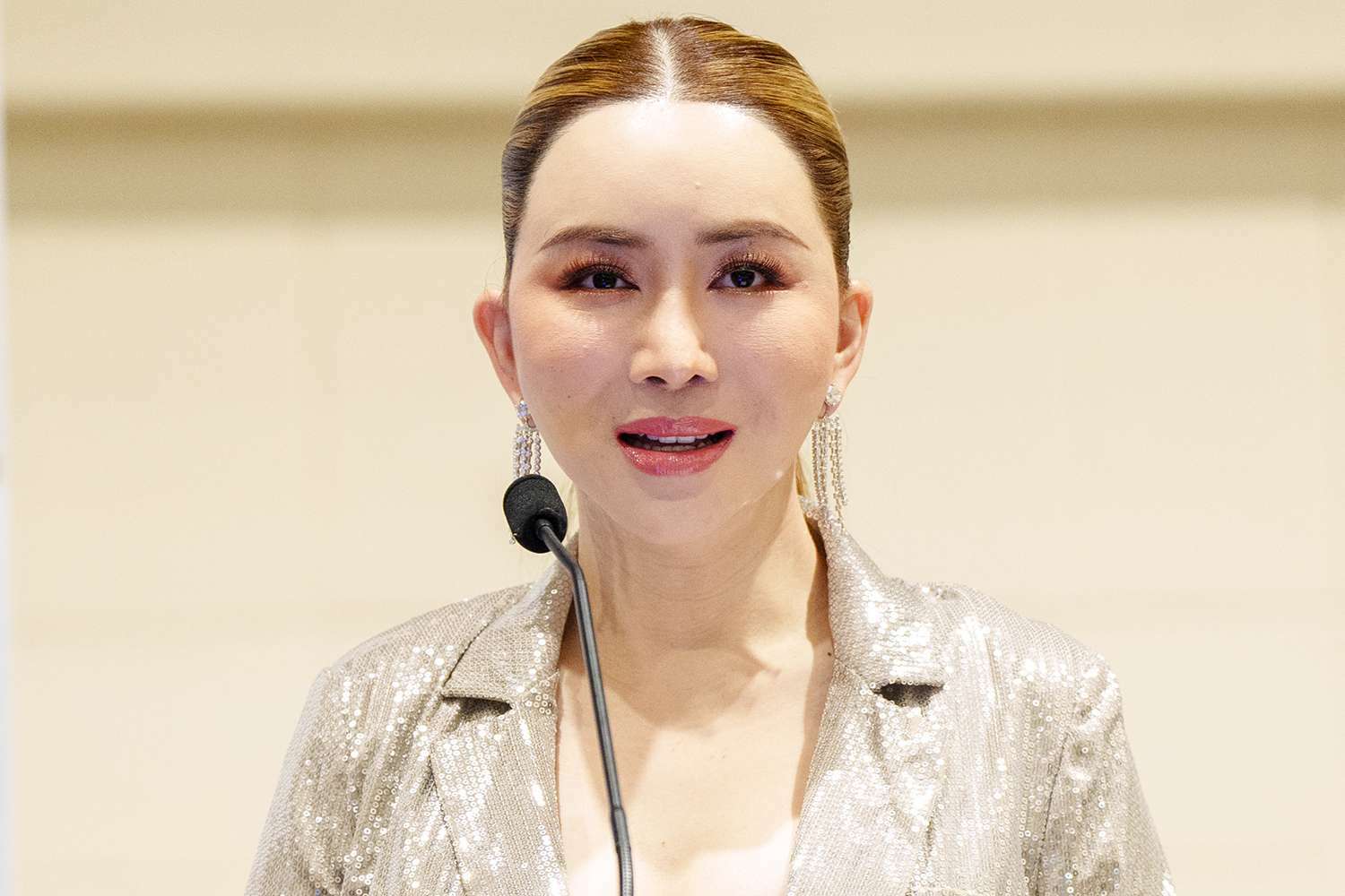 Суд выдал ордер на арест совладелицы "Мисс Вселенная". Что произошло на это раз?