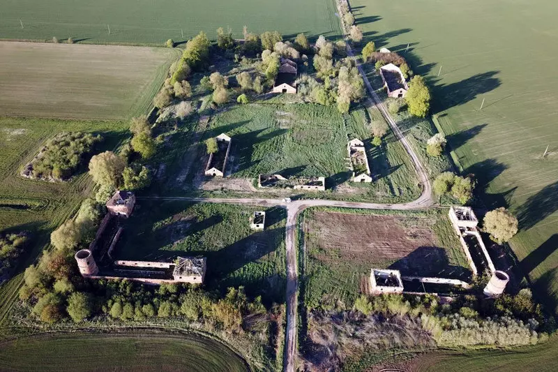 Белорусам предложили купить ферму-замок XIX века за 84 рубля