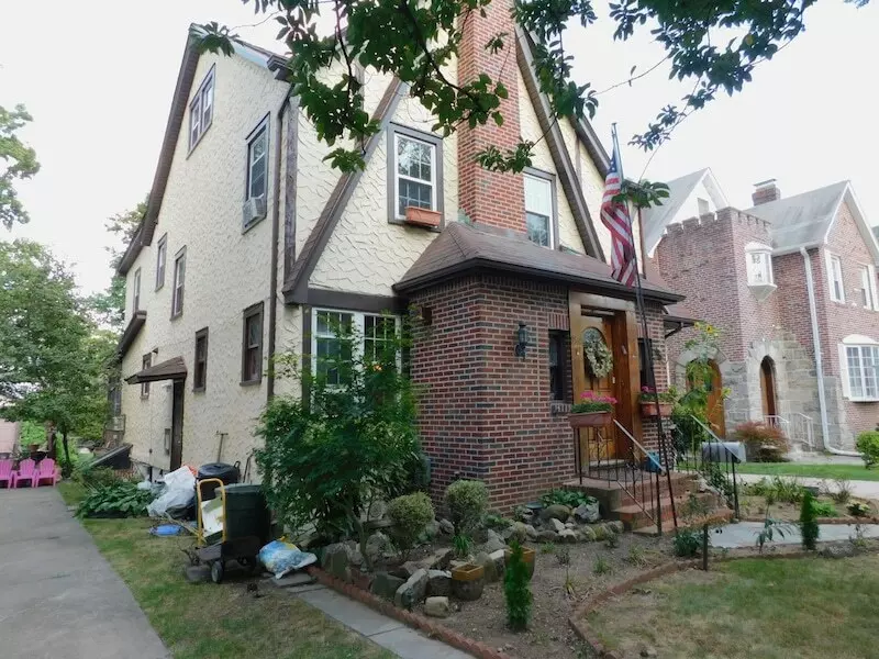 «Здесь был зачат будущий президент США» - на продажу выставили дом, где вырос Трамп. Что внутри?