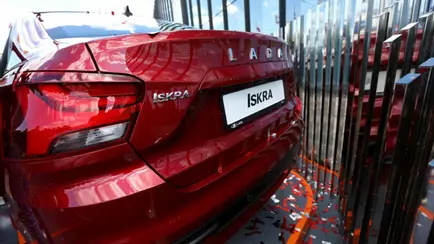 У новых Lada Iskra стали отказывать парктроники, омыватель и система стабилизации. АвтоВАЗ назвал причину