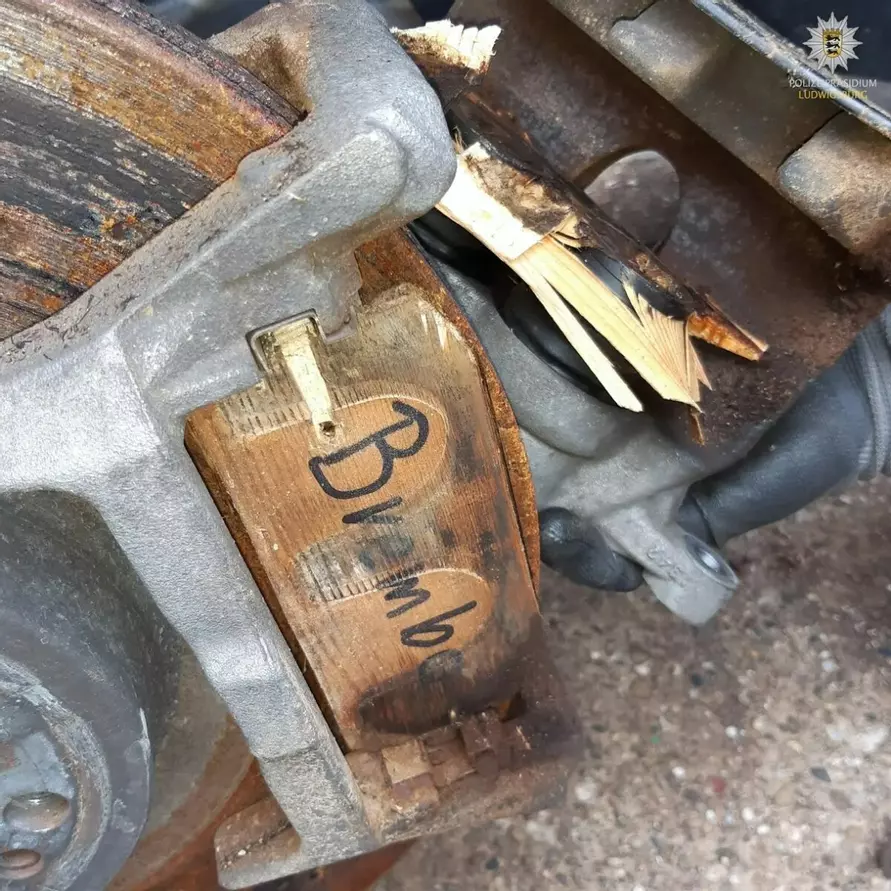 «Ручная работа» за 100 000 евро. Водитель Mercedes чуть не расплатился жизнью за деревянные тормоза