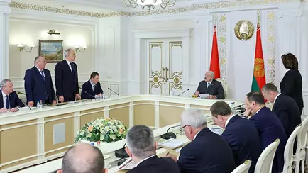 Лукашенко потребовал от чиновников пользоваться проводными телефонами и составлять бумажные отчеты