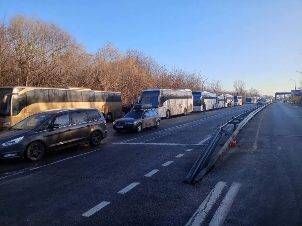 Легковушек все больше. Сколько суток нужно стоять в очереди на границе Беларуси и Польши