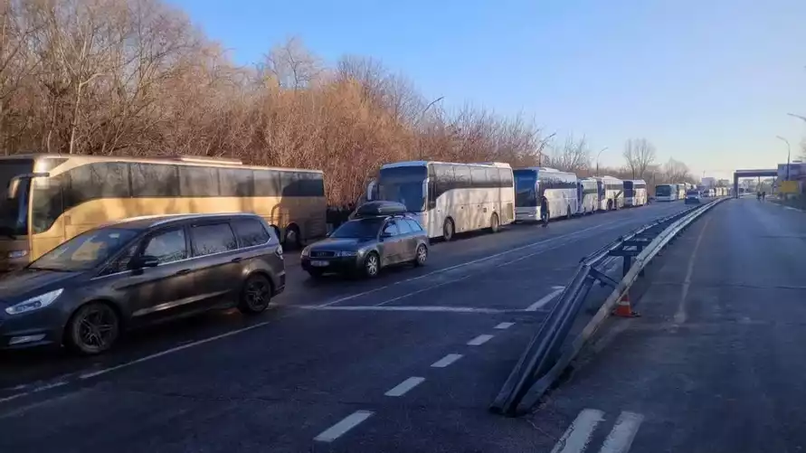 Легковушек все больше. Сколько суток нужно стоять в очереди на границе Беларуси и Польши