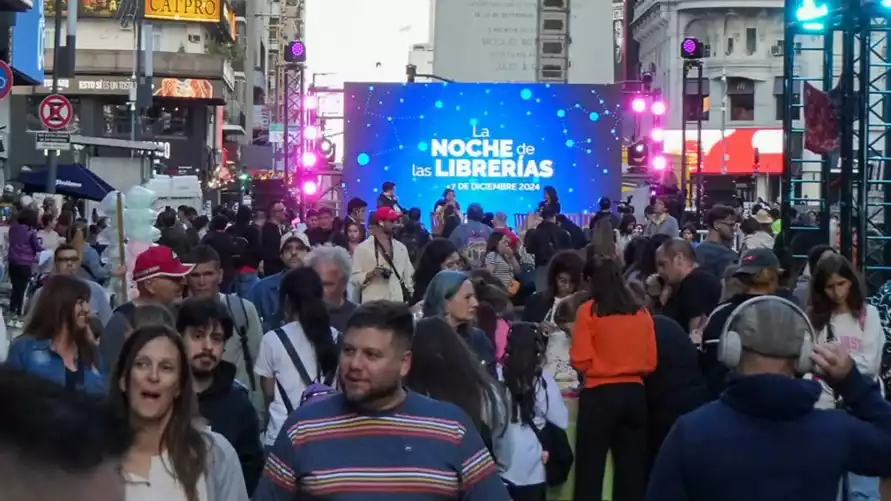 200 тыс. аргентинцев вышли на улицы Буэнос-Айреса, чтобы купить книги