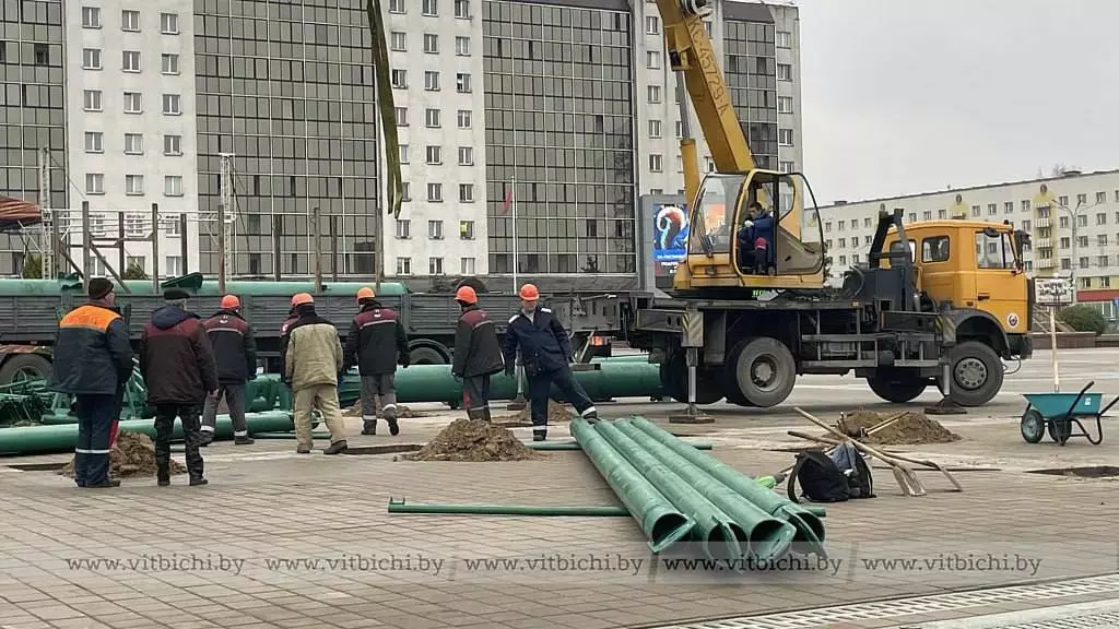 В городах Беларуси начали устанавливать новогодние ёлки