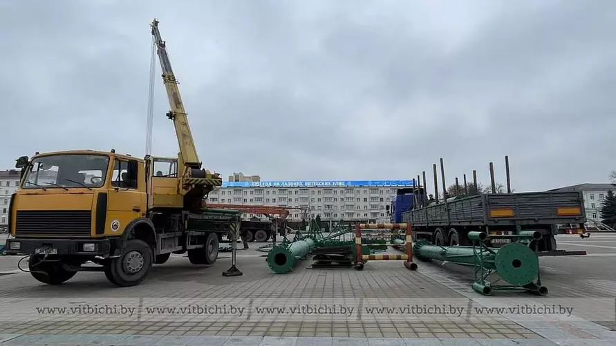 В городах Беларуси начали устанавливать новогодние ёлки