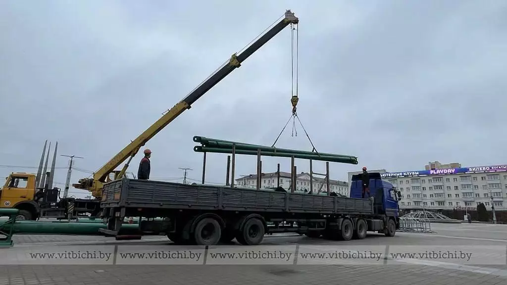 В городах Беларуси начали устанавливать новогодние ёлки