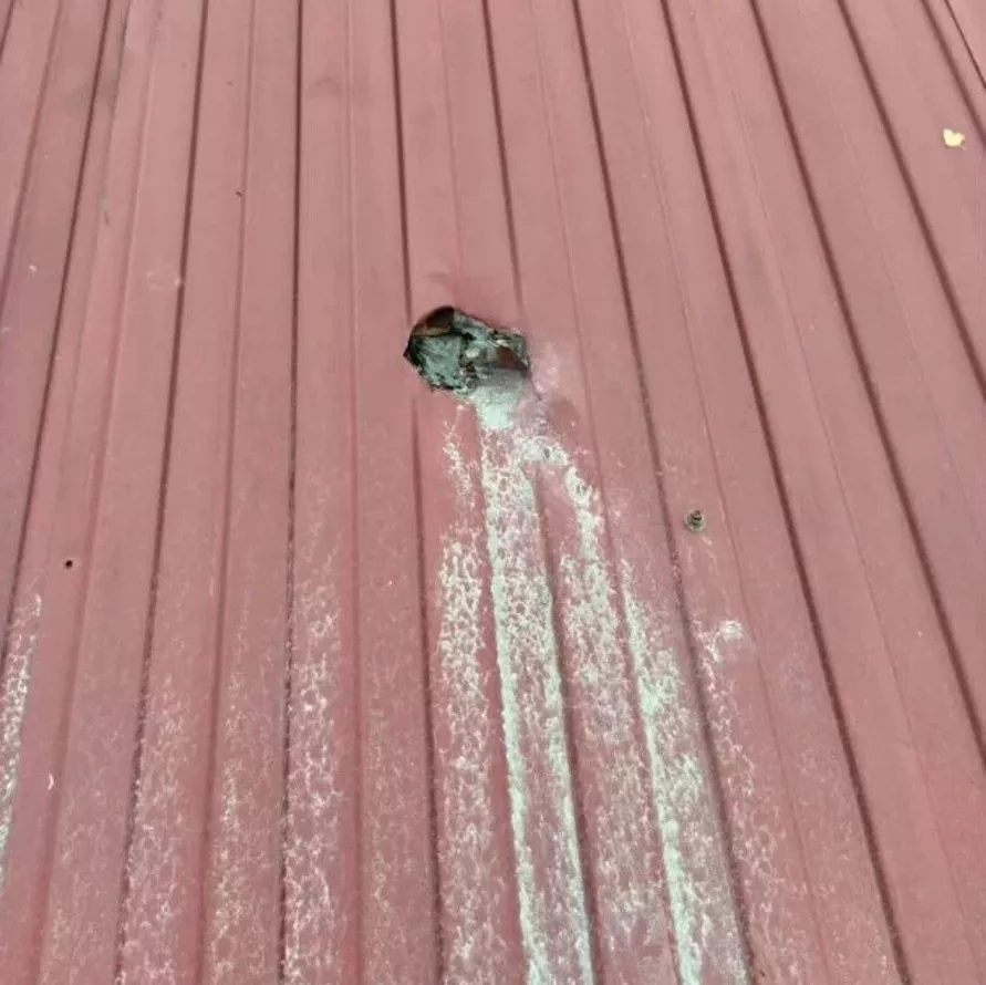 «Зелёный НЛО» пробил крышу жилого дома в России