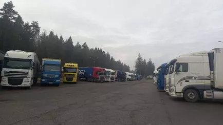 Некоторым застрявшим на белорусско-литовской границе фурам разрешили выехать через Латвию