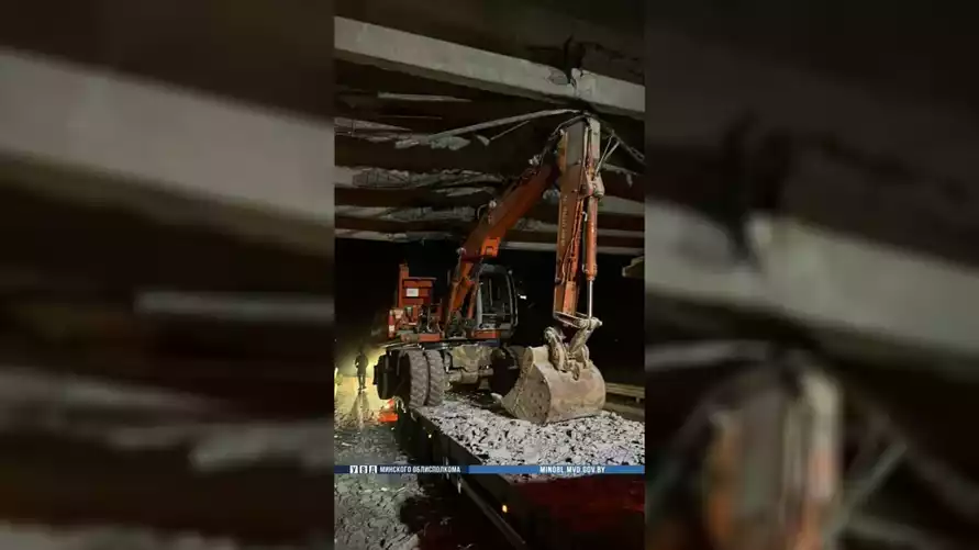 Фура зацепила мост под Минском. Даижение перекрыто