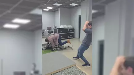 Российские разработчики показали, как ещё умеет падать их робот AIdol — «О б…!»