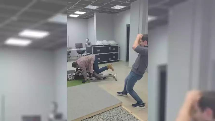 Российские разработчики показали, как ещё умеет падать их робот AIdol — «О б...!»