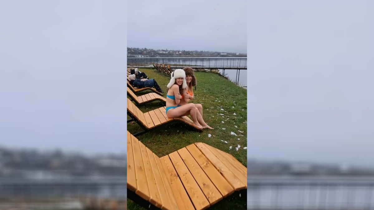 В российском городе на пляже установили шезлонги сразу после первого снега. Как объяснили?