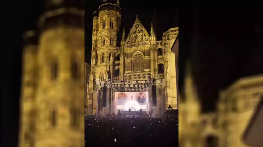 Священник устроил дискотеку у стен собора в Словакии. Папа Римский лично её благословил