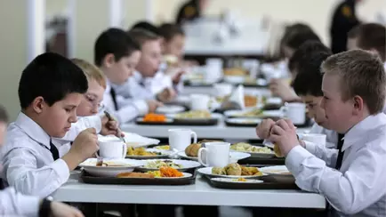 Овощи и сок – порционно, пельмени — каждую неделю. В школах Минска ввели экспериментальное меню