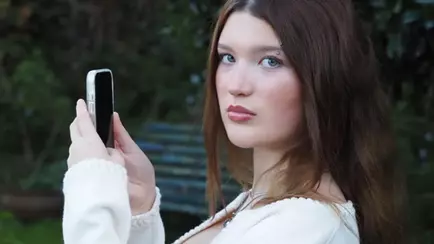 Подросток подала в суд на правительство Великобритании и потребовала запретить телефоны в школе