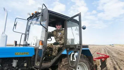 Сколько несовершеннолетних трактористов появилось в Беларуси? В парламенте дали первые цифры