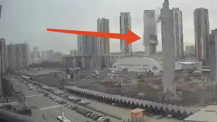 В России рабочие снесли здание прямо на парковку с машинами