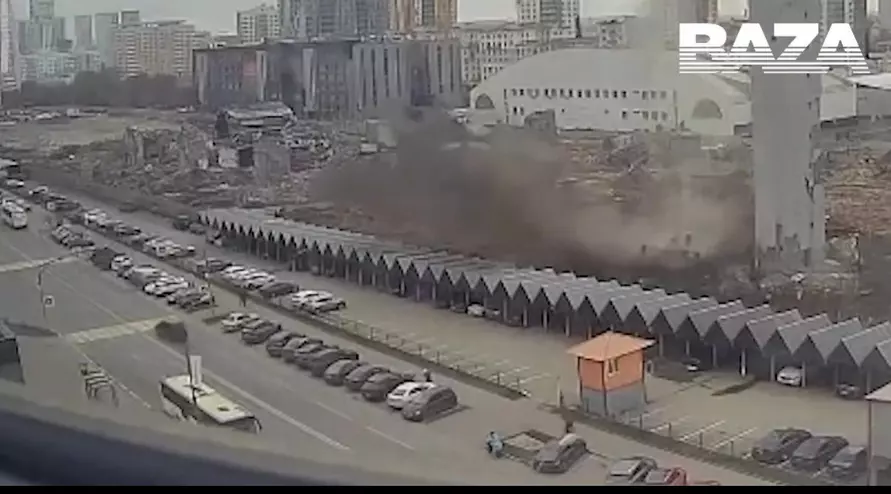 В России рабочие снесли здание прямо на парковку с машинами