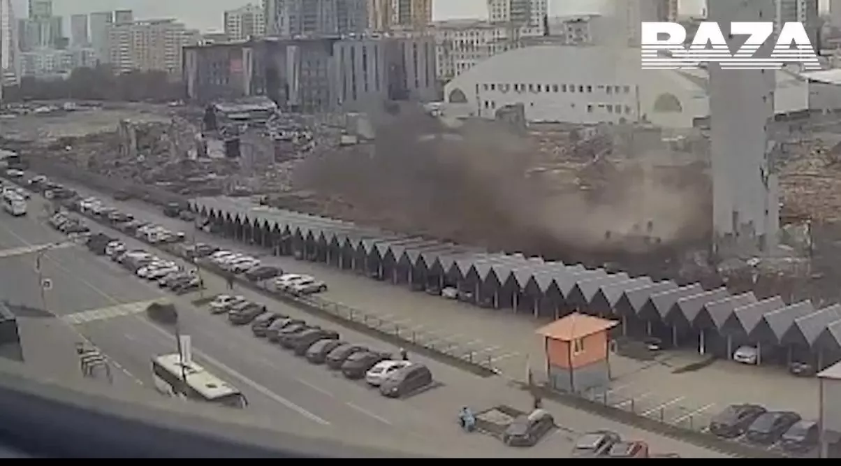 В России рабочие снесли здание прямо на парковку с машинами