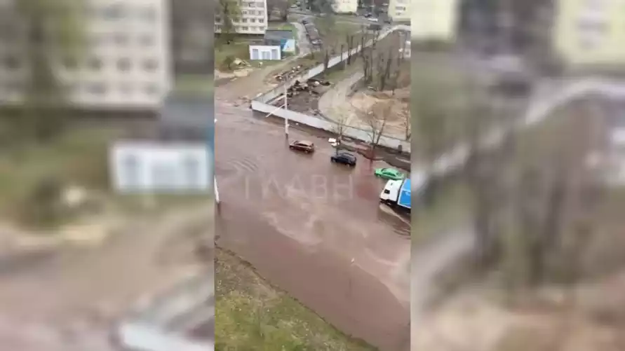 Метростроевцы повредили трубопровод в центре Минска - затопило одну из улиц