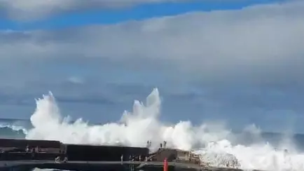 На видео попало, как гигантская волна смыла людей в океан