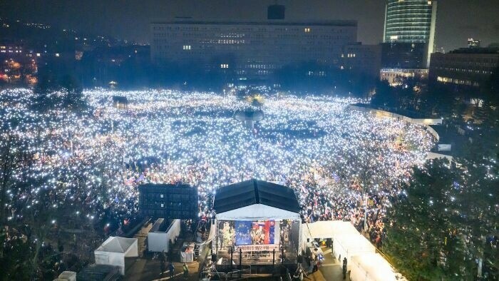 В Словакии десятки тысяч людей вышли на протест после ссоры Фицо со студентами