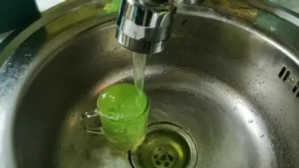 Минчан попросили не паниковать из-за зелёной воды в кранах