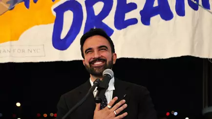 В Нью-Йорке избрали мэром «худший кошмар Трампа». Кто такой социалист и мусульманин Мамдани?