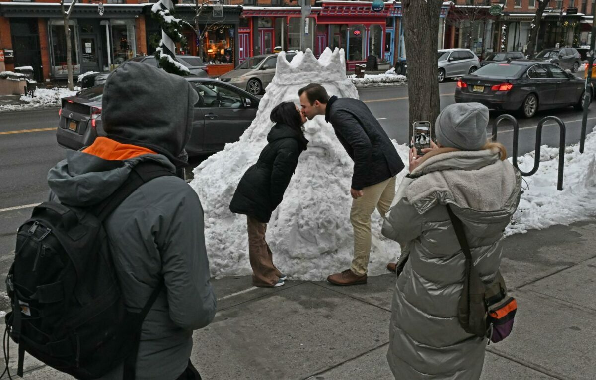 Белорусский скульптор возвел в Нью-Йорке снежного Миндовга. Но жители решили, что это Посейдон или Аквамен